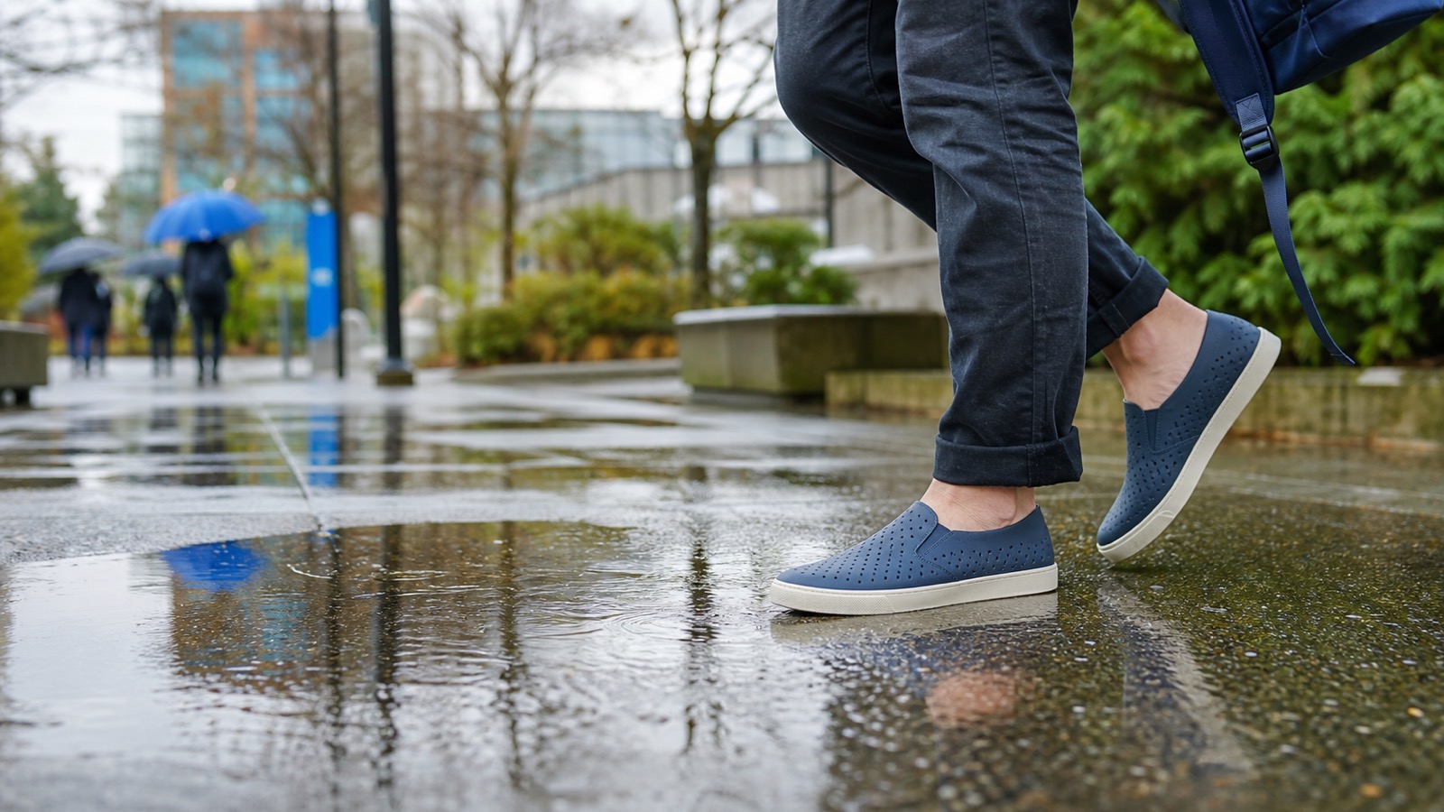 2026 People Footwear 推薦：下雨天、校園通勤與休閒穿搭怎麼買的生活情境封面圖