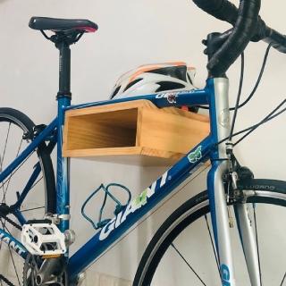 【SFS】實木自行車壁掛架 單車木掛 腳踏車牆架(展示架 停車架 置車架)，圖片來源：momo 商品頁 / 成長智能有限公司