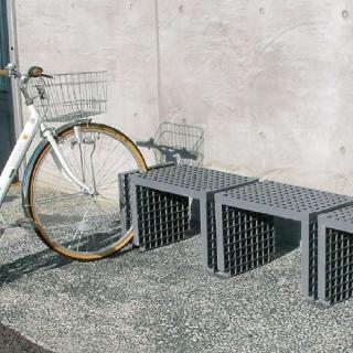 【運動收納哥】日本原裝進口 兩用自行車停車處自行車架自行車存放處單車停車架 可坐戶外凳子家具(單車掛架),圖片來源:momo 商品頁 / 成長智能有限公司