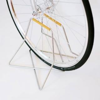【運動收納哥】金黃色 不鏽鋼自行車架(自行車 掛架 收納 展示架)，圖片來源：momo 商品頁 / 成長智能有限公司