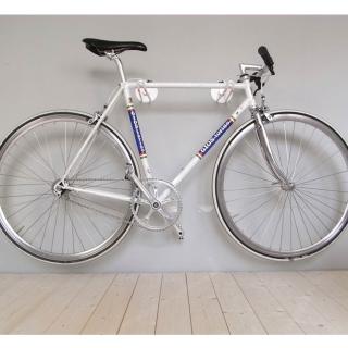 【運動收納哥】Fahrradhaken 懸空腳踏車架(自行車 掛架 收納 展示架)，圖片來源：momo 商品頁 / 成長智能有限公司