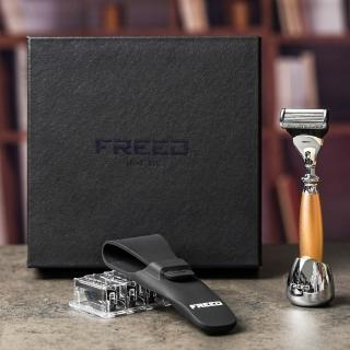 【FREED】免費客製化刻字 一周年紀念款尊爵四件組五刀式刮鬍刀禮盒 - 阿波羅(獨家紳士客製禮盒) 生日禮物 男友禮物 父親節禮物，圖片來源：momo 商品頁 / 永利國際有限公司