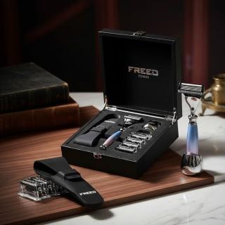【FREED】免費客製化刻字 兩週年特仕版尊爵四件組五刀式刮鬍刀禮盒 - 獨角獸(獨家紳士客製禮盒) 生日禮物 男友禮物 父親節禮物，圖片來源：momo 商品頁 / 永利國際有限公司