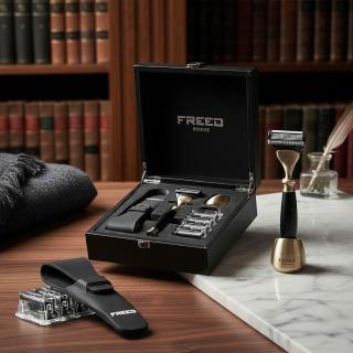 【FREED】免費客製化刻字 古銅系列尊爵四件組五刀式刮鬍刀禮盒 - 極致黑(獨家紳士客製禮盒) 生日禮物 男友禮物 父親節禮物，圖片來源：momo 商品頁 / 永利國際有限公司