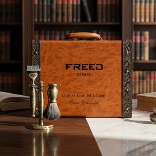 【FREED】免費客製化刻字 豪華典藏版五刀式刮鬍刀禮盒 - 仿古銅蝕刻雕花(刮鬍刀的工藝巔峰) 生日禮物 男友禮物 父親節禮物,圖片來源:momo 商品頁 / 永利國際有限公司