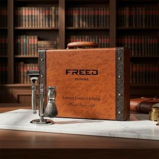 【FREED】免費客製化刻字 豪華典藏版五刀式刮鬍刀禮盒 - 蝕刻雕花鍍鎳版(刮鬍刀的工藝巔峰) 生日禮物 男友禮物 父親節禮物,圖片來源:momo 商品頁 / 永利國際有限公司