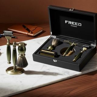 【FREED】免費客製化刻字 五刀式古銅刮鬍刀豪華禮盒四件組 - 大地綠(獨家紳士客製禮盒) 生日禮物 男友禮物 父親節禮物，圖片來源：momo 商品頁 / 永利國際有限公司