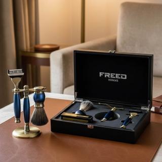 【FREED】免費客製化刻字 五刀式古銅刮鬍刀豪華禮盒四件組 - 帝王藍(獨家紳士客製禮盒) 生日禮物 男友禮物 父親節禮物，圖片來源：momo 商品頁 / 永利國際有限公司