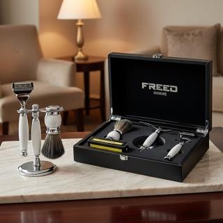 【FREED】免費客製化刻字服務 兩週年特仕款 五刀式刮鬍刀豪華禮盒四件組 - 珍珠白(獨家紳士客製禮盒) 生日禮物 男友禮物,圖片來源:momo 商品頁 / 永利國際有限公司