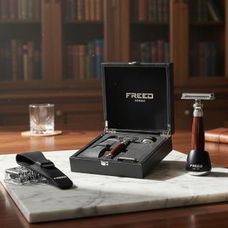 【FREED】客製化刻字 尊爵四件組雙刃安全刮鬍刀禮盒 - 仿紫紅檀木款(獨家紳士客製禮盒) 生日禮物 男友禮物 父親節禮物,圖片來源:momo 商品頁 / 永利國際有限公司