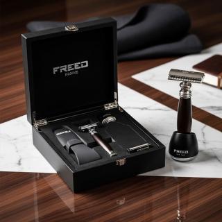 【FREED】客製化刻字 尊爵四件組雙刃安全刮鬍刀禮盒 - 馬鞍棕款(獨家紳士客製禮盒) 生日禮物 男友禮物 父親節禮物,圖片來源:momo 商品頁 / 永利國際有限公司