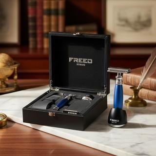 【FREED】客製化刻字 尊爵四件組雙刃安全刮鬍刀禮盒 - 時尚藍款(獨家紳士客製禮盒) 生日禮物 男友禮物 父親節禮物,圖片來源:momo 商品頁 / 永利國際有限公司