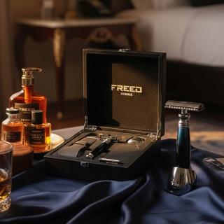 【FREED】免費客製化刻字 一週年紀念款尊爵四件組雙刃安全刮鬍刀禮盒 - 銀河藍(獨家紳士客製禮盒) 生日禮物 男友禮物 父親節禮物，圖片來源：momo 商品頁 / 永利國際有限公司