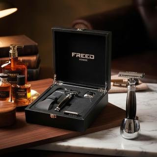 【FREED】免費客製化刻字 一週年紀念款尊爵四件組雙刃安全刮鬍刀禮盒 - 哈德斯(獨家紳士客製禮盒) 生日禮物 男友禮物 父親節禮物，圖片來源：momo 商品頁 / 永利國際有限公司