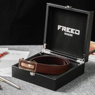 【FREED】方形金屬扣頭商務休閒頭層自動牛皮皮帶-咖啡色(客製化刻字服務) 生日禮物 男友禮物 真皮皮帶，圖片來源：momo 商品頁 / 永利國際有限公司