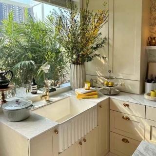 美式豎紋廚房水槽陶瓷洗菜盆雙面洗碗池陶瓷大單槽臺下盆櫃盆，圖片來源：momo 商品頁 / 楡青企業社