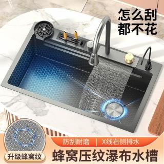 飛雨瀑布水槽壓紋蜂窩廚房304不銹鋼大單槽家用洗菜盆台下洗碗池，圖片來源：momo 商品頁 / 佑澄企業社