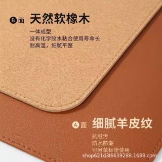 高級感大號加厚簡約滑鼠墊超大辦公桌面墊防水防油免洗皮革書桌墊,圖片來源:momo 商品頁 / 佑澄企業社
